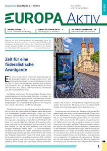 Titelseite der Zeitschrift Europa aktiv mit einem grünen Schriftzug, dem Titeltext "Zeit für eine föderalistische Avantgarde" und einem Foto eines digitalen Plakats zum Europatag in einer Straße in der Innenstadt von Halle.